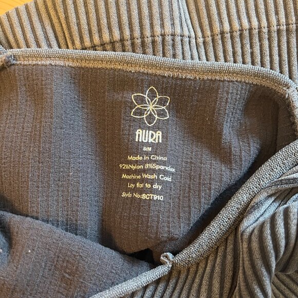 Cropped tanks (2) - Picture 4 of 7